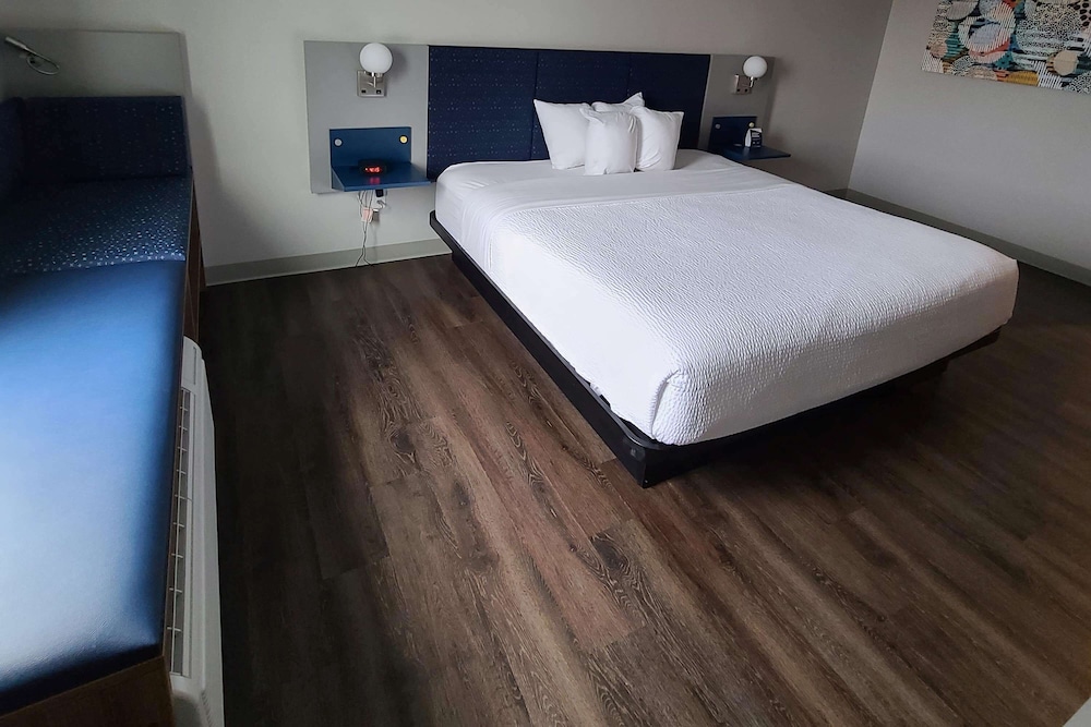 Microtel Inn & Suites by Wyndham Milford 25/54