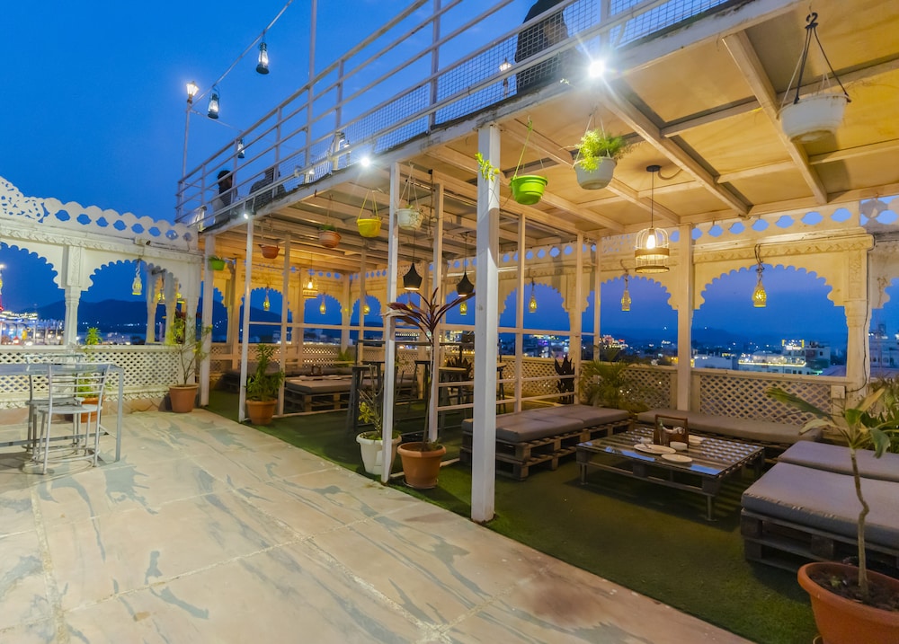Moustche Udaipur 60/68