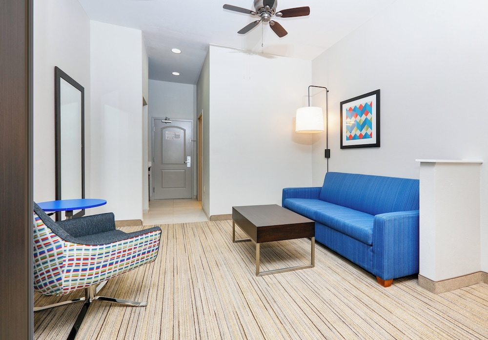 Holiday Inn Express Hotel Suites Cleburne 49/76