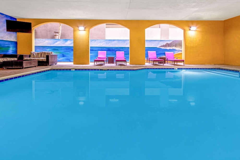 Holiday Inn Express & Suites Anaheim Convention Center Area 5/45