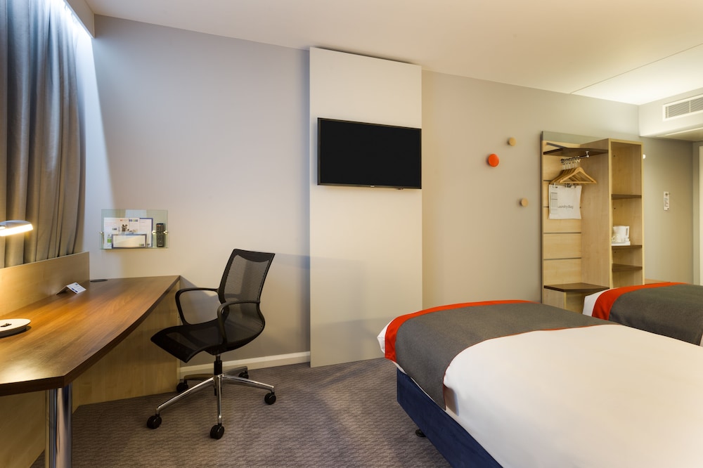 Holiday Inn Express Watford Junction 51/68
