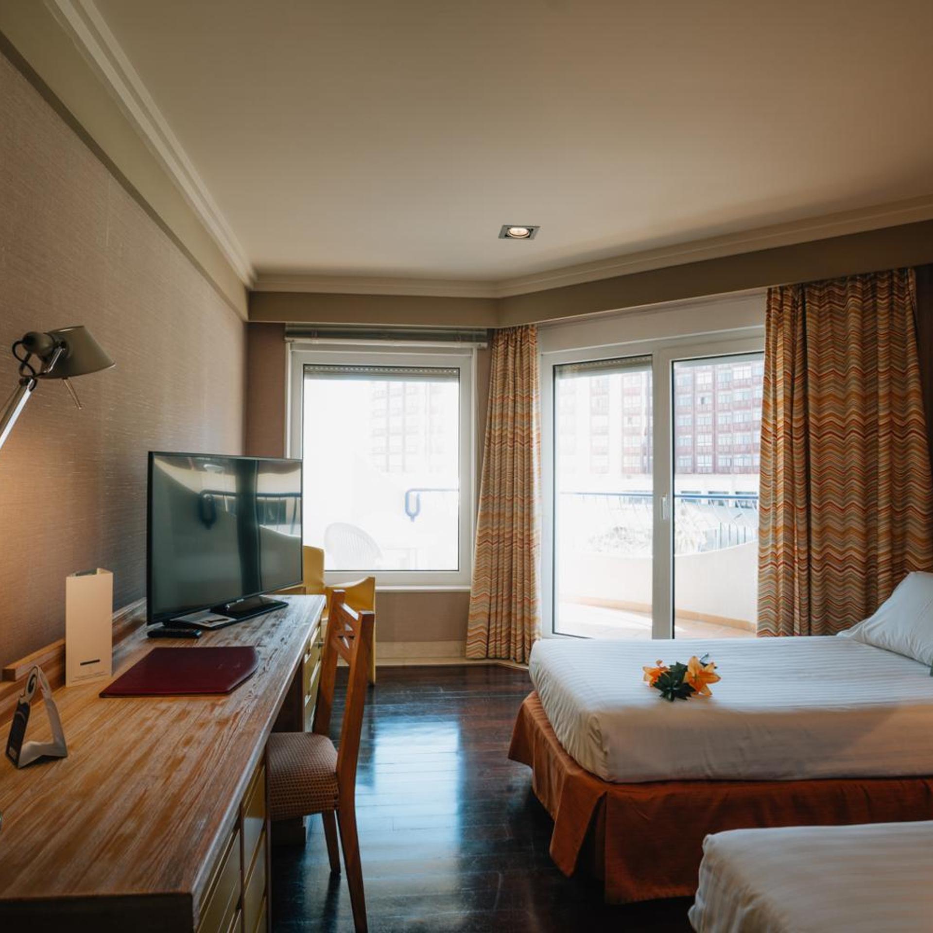 Classic, Double or Twin Bed, with Extra Bed, Side Sea View، Playa Victoria 7/10