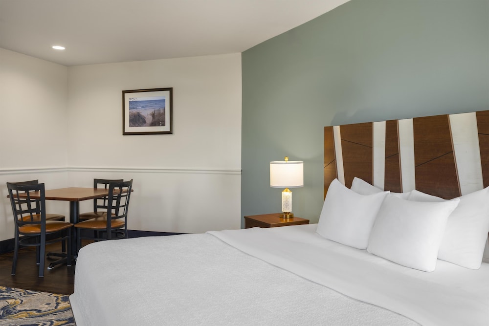 غرفة قياسية بسرير كينج بإطلالة على البحيرة، Best Western The Hotel Chequamegon 3/6