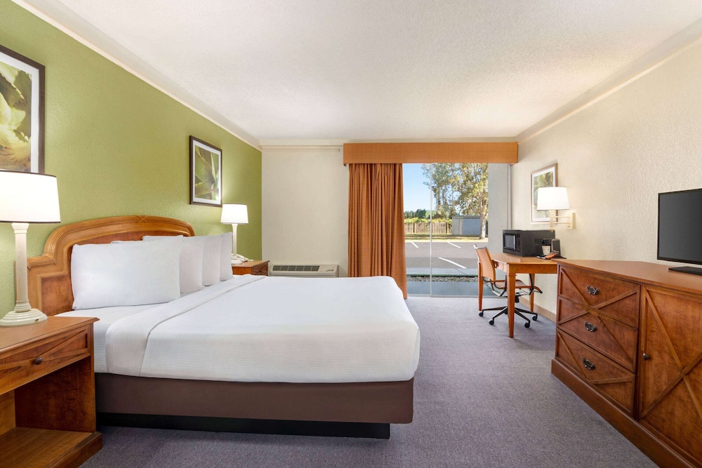 ROOM, KING BED, ACCESSIBLE