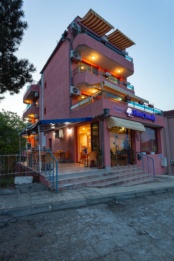Family Hotel Jemelly 2/50