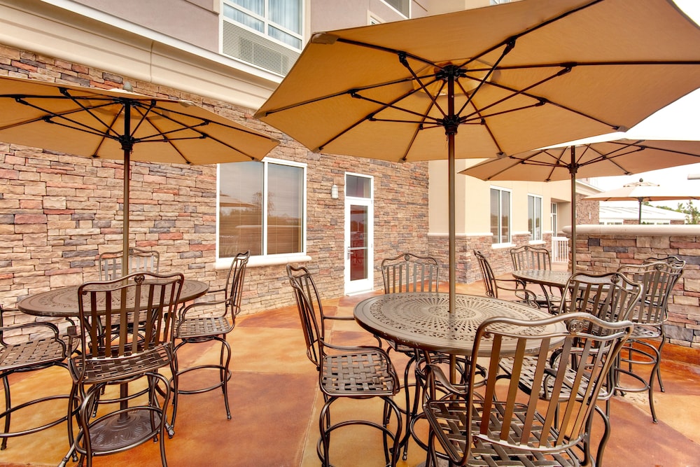 Holiday Inn Suites Memphis Wolfchase Galleria 67/79