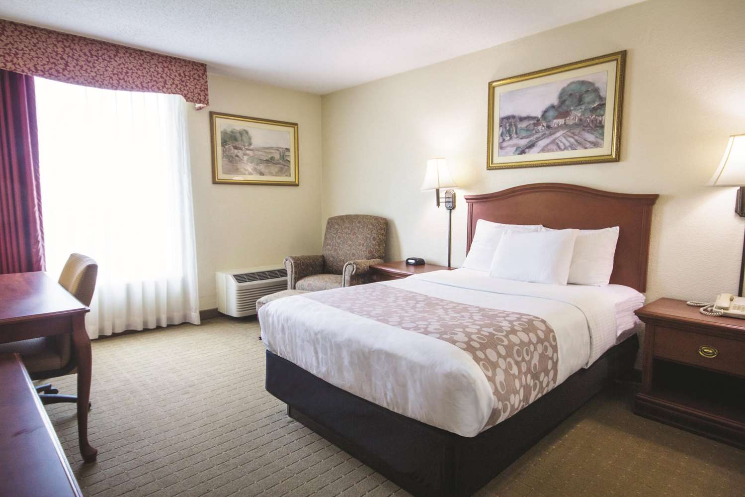 La Quinta Inn & Suites by Wyndham Downtown Conference Center 14/33