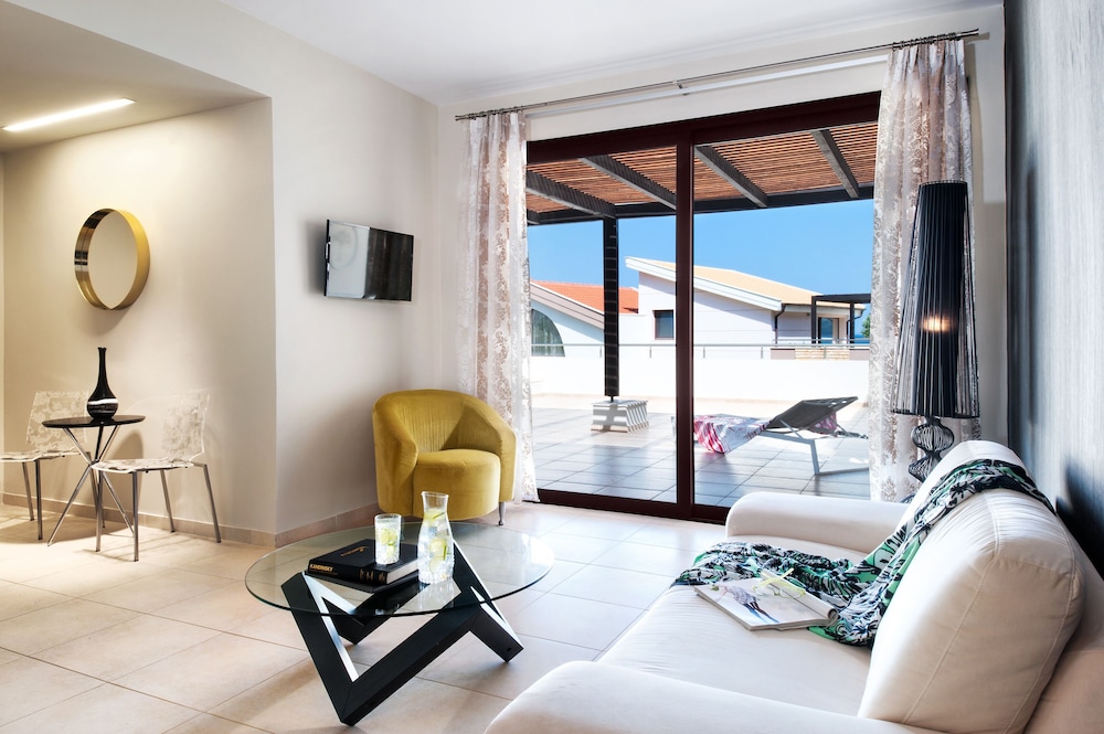 Alexandra Golden Family Innovation Resort 58/76
