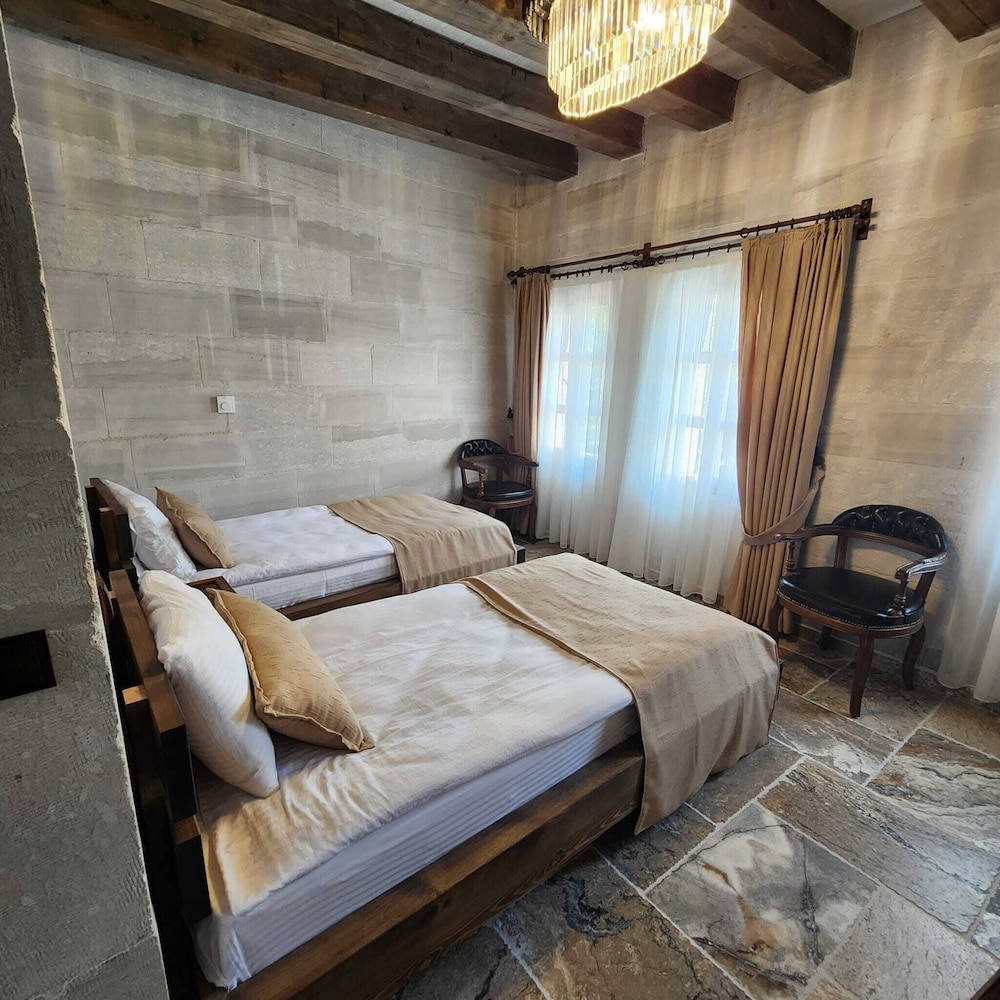 Noahs Ark Cave Hotel 13/50