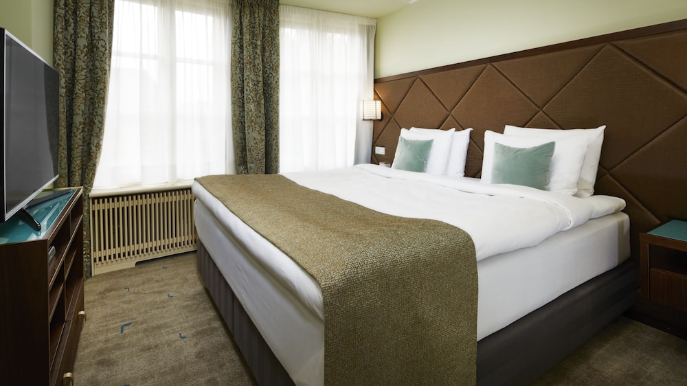 JUNIOR SUITE, KING BED