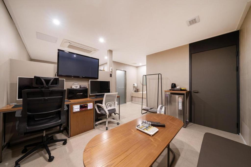 Ansan Hotel Box 30/40