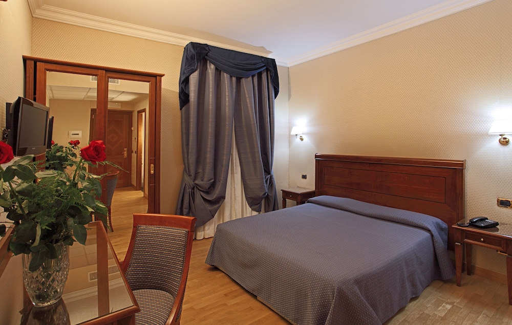 Hotel Montecarlo Roma 27/48