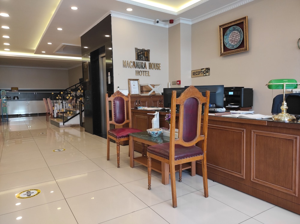 Magnaura House Hotel 45/53