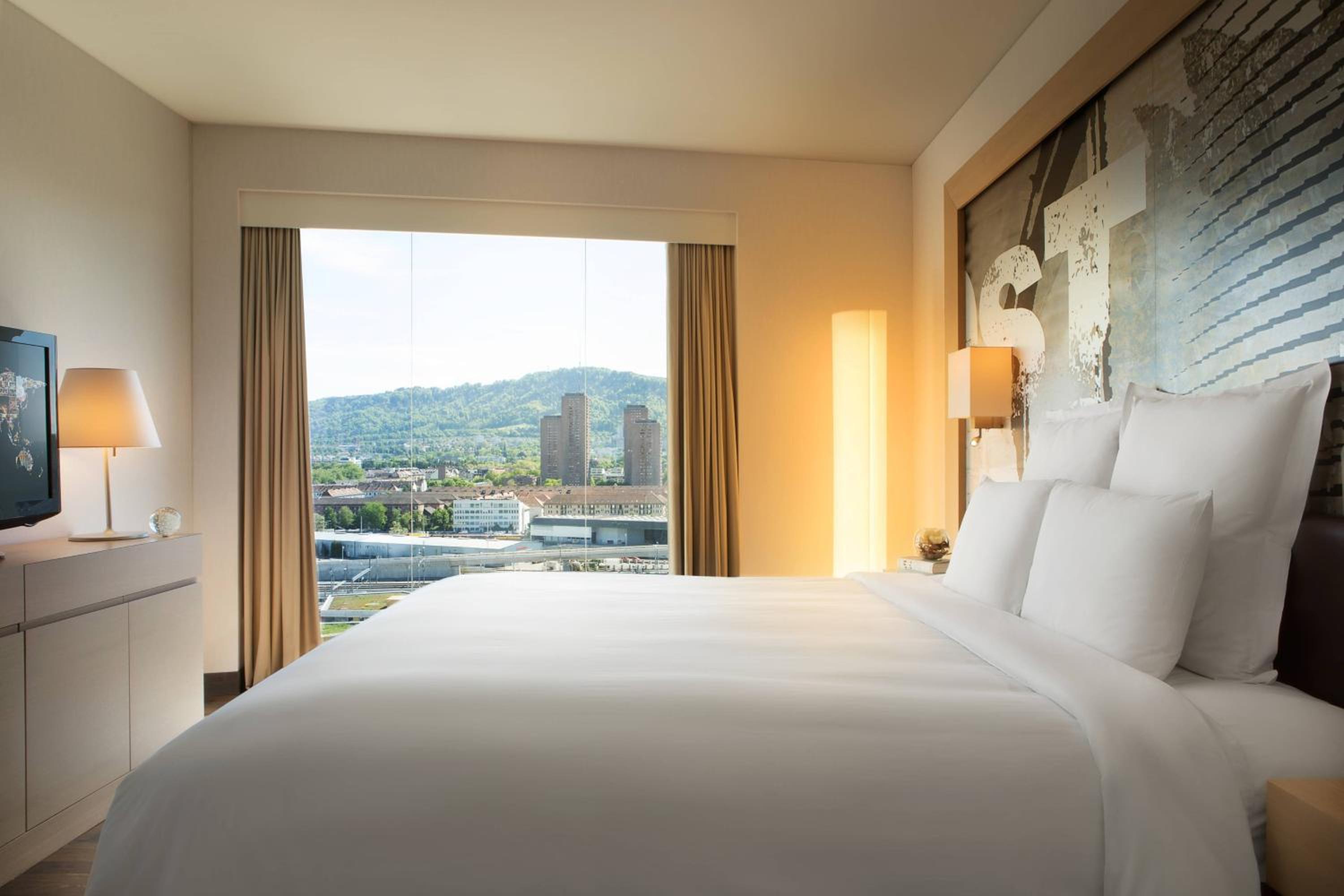 Executive, Suite, King Bed, Sofa, Club Lounge Access