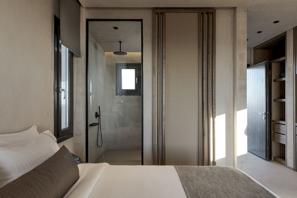 Elegant, Suite, King Bed, Hot Tub، North Santorini Luxury Spa Hotel 2/9