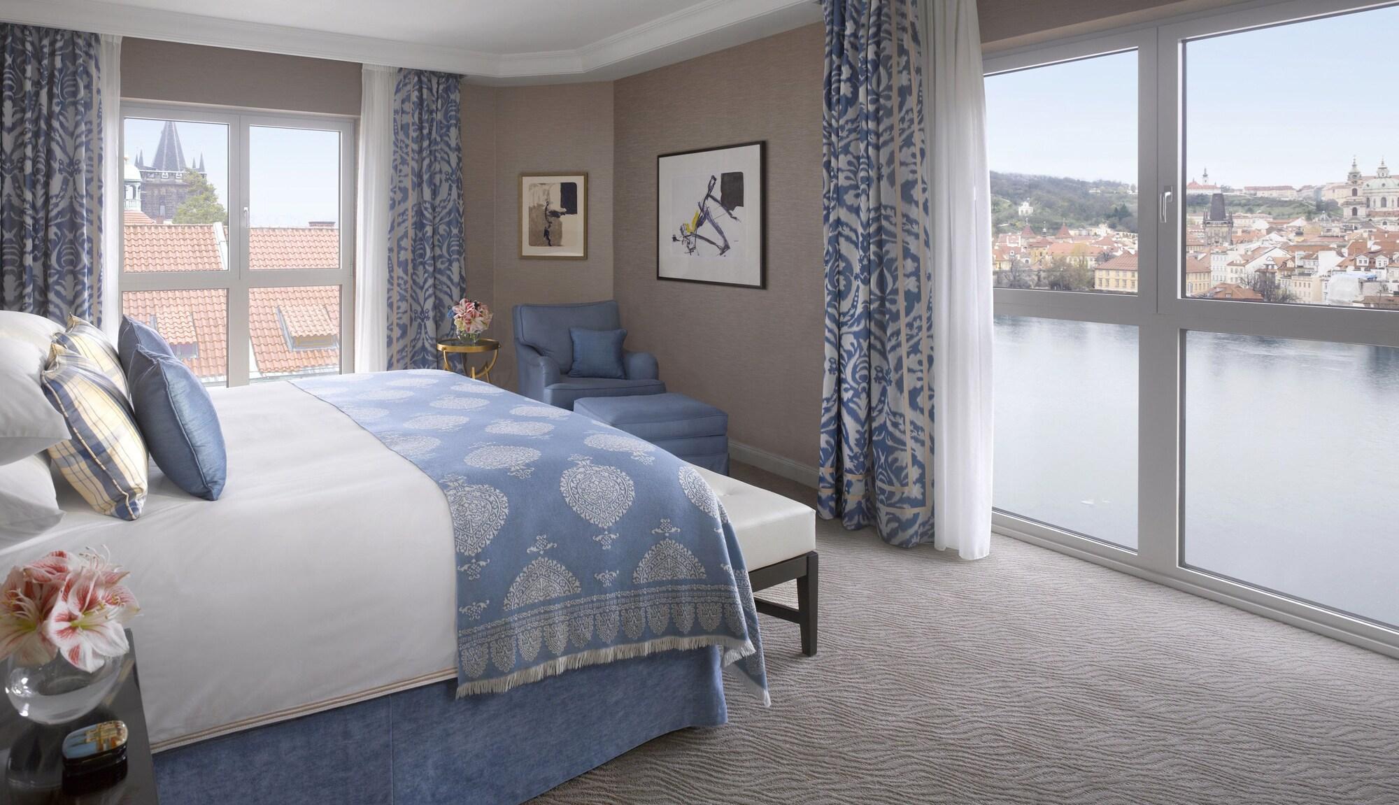 River, Suite, Four Seasons Hotel Prague 2/2