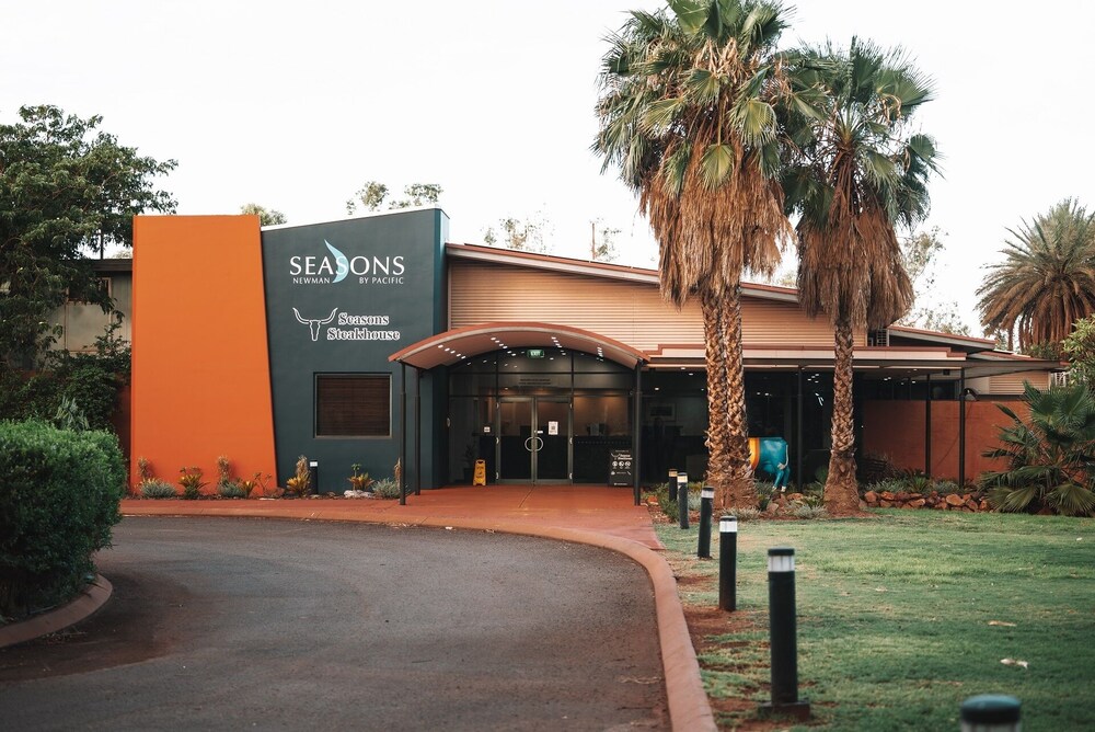 SEASONS HOTEL NEWMAN 3/44