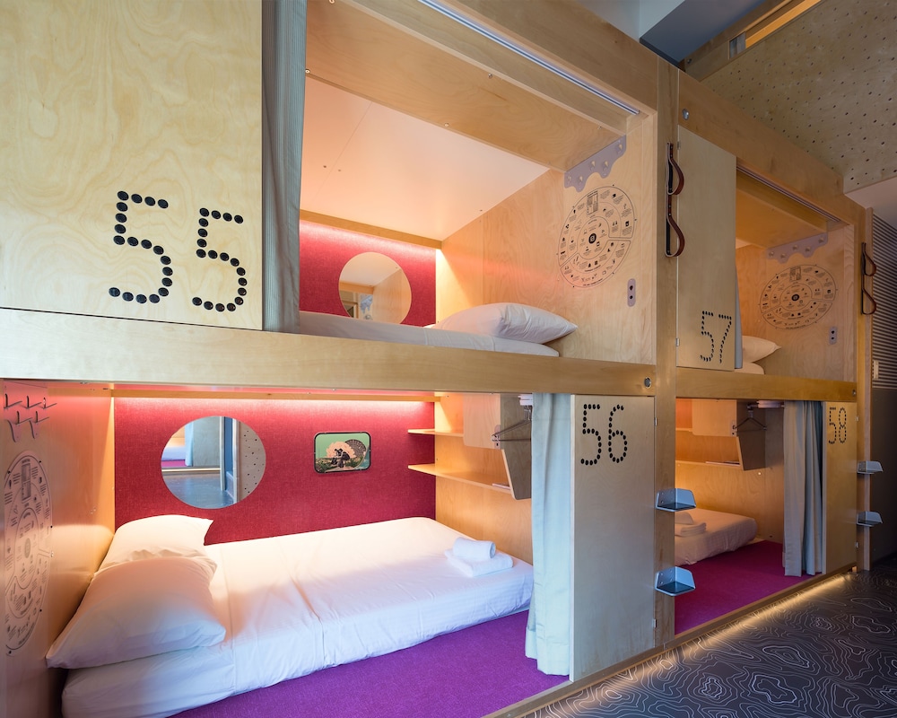 SIDE ENTRY POD, DOUBLE BED