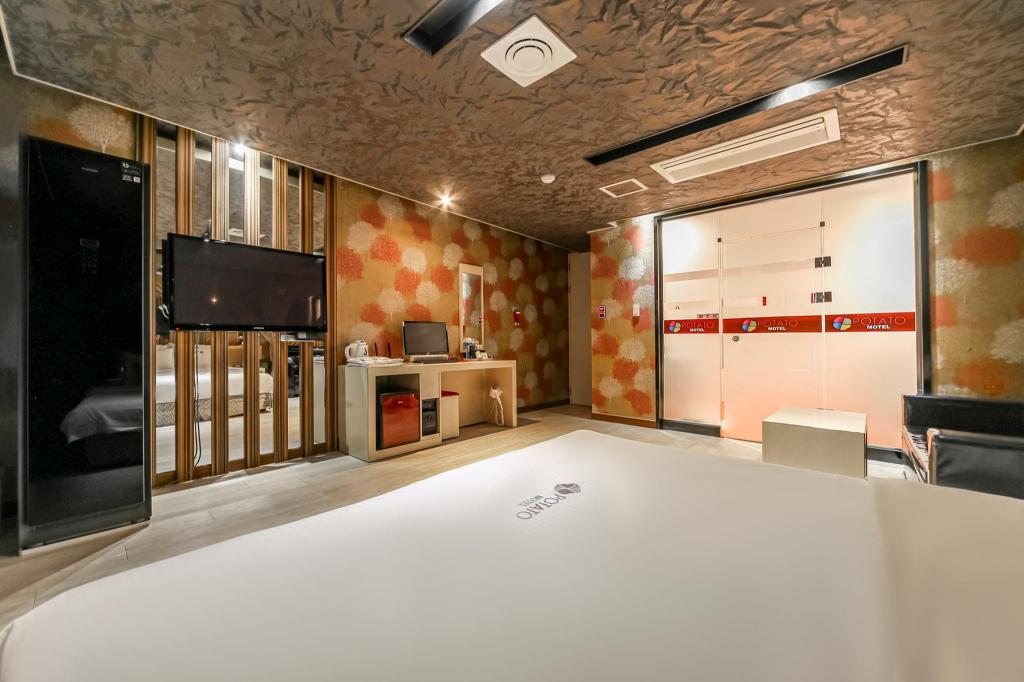 Potato Motel 2/63