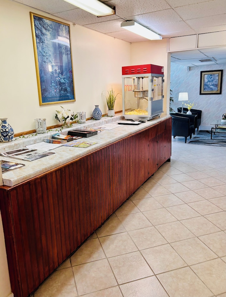 Hospitality Inn & Suites 19/37