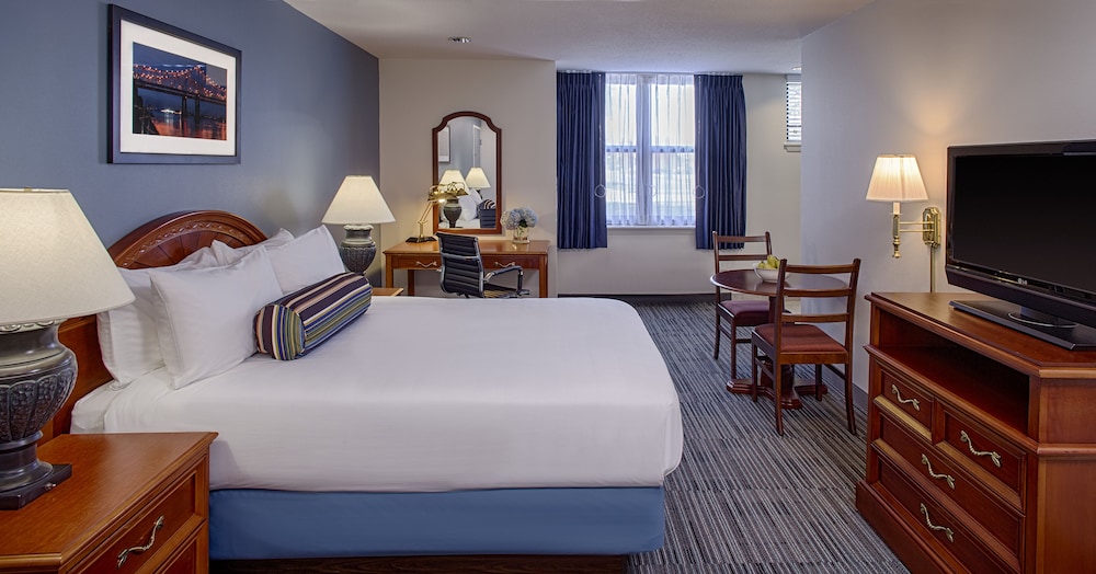 STANDARD, QUEEN BED, KITCHENETTE