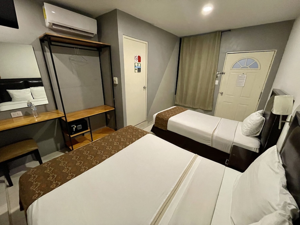 Hotel Esmeralda's 3/31