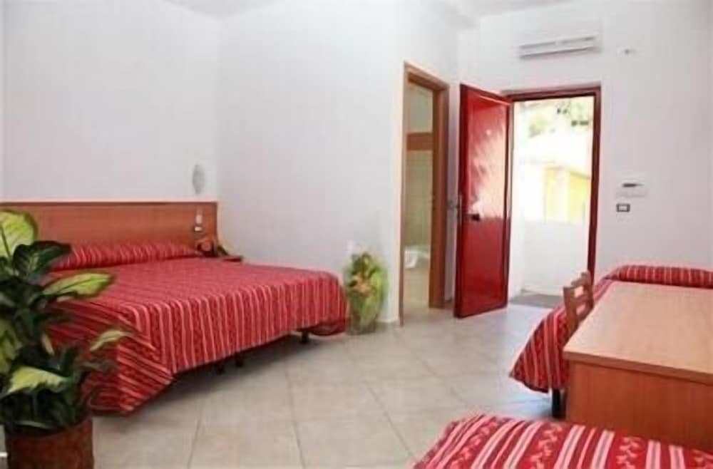 Room, Quadruple, 1 Double and 3 Single Beds