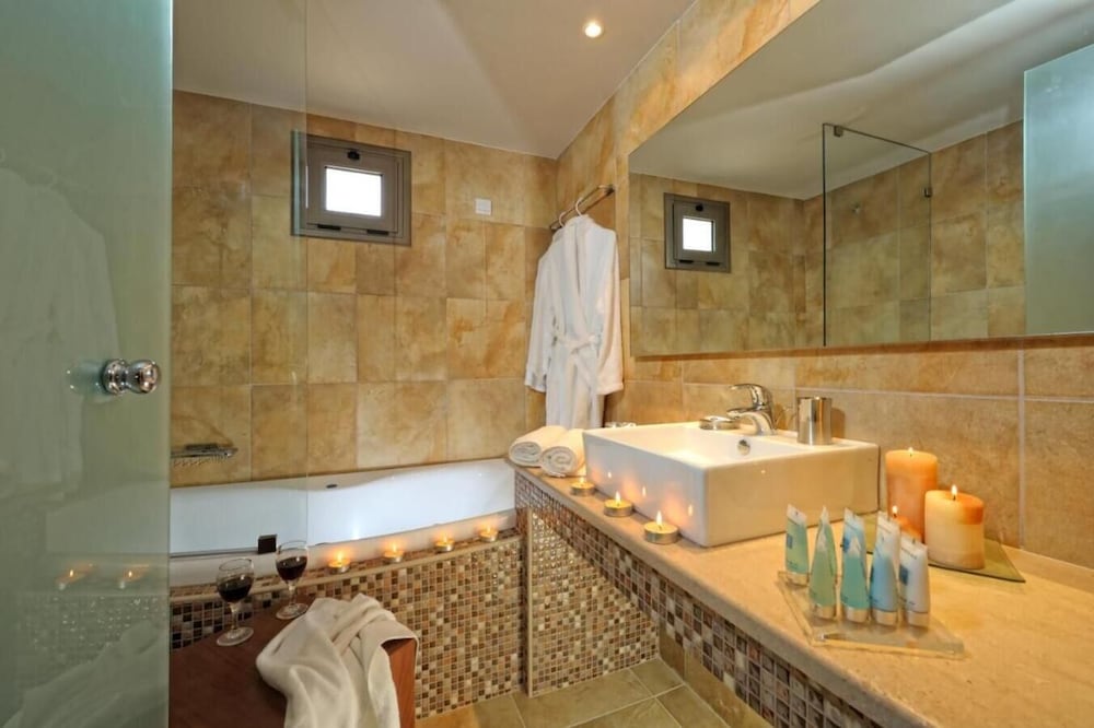 فيلا بسريرين كينج بإطلالة على البحر بغرفتي نوم مع أريكة بمسبح خاص، THE NOVERIAN Scenic Crete 5* Hilltop Villa Resort & Spa 5/6