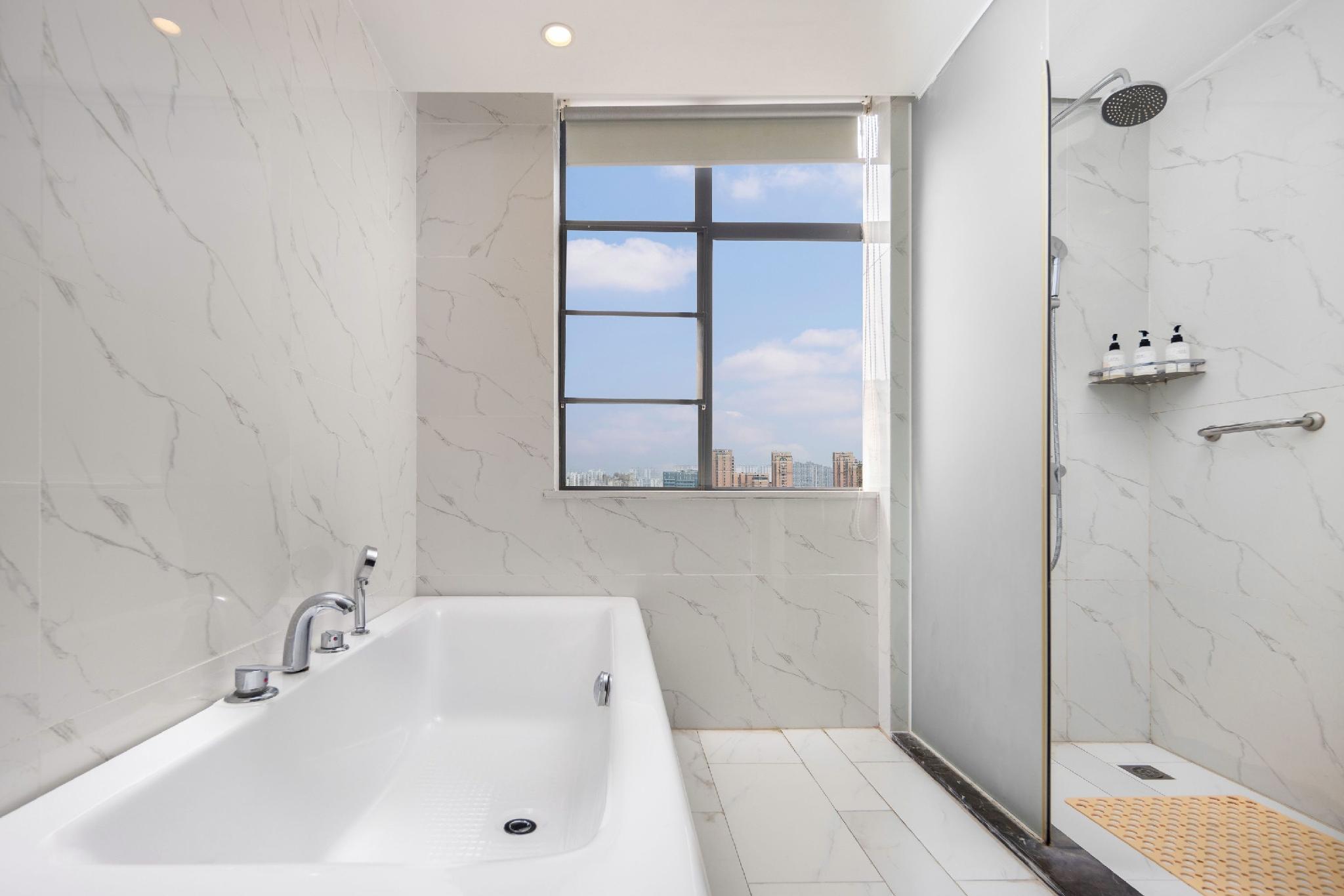 Metropolo Jinjiang Hotels (Haikou Wuzhishan Road, Riyue Duty-free Plaza) 51/52