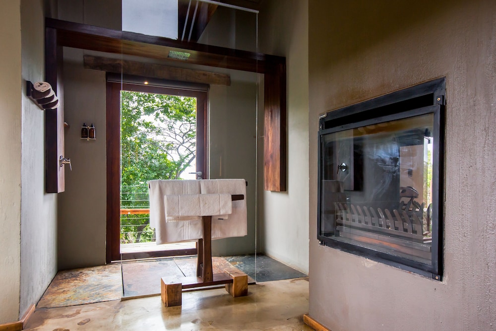 Rhino Ridge Safari Lodge 4/50