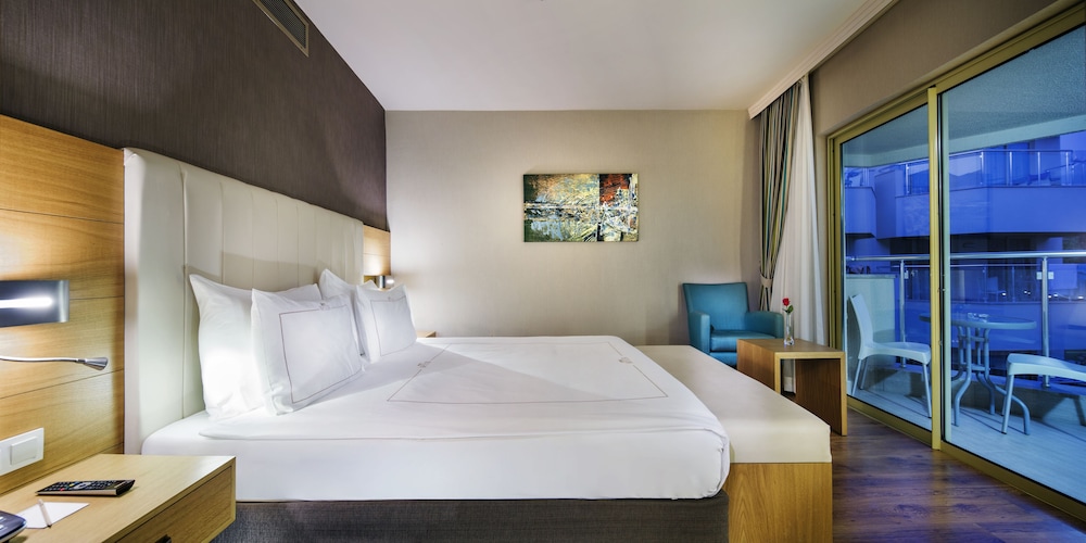Bellis Deluxe Hotel 43/89