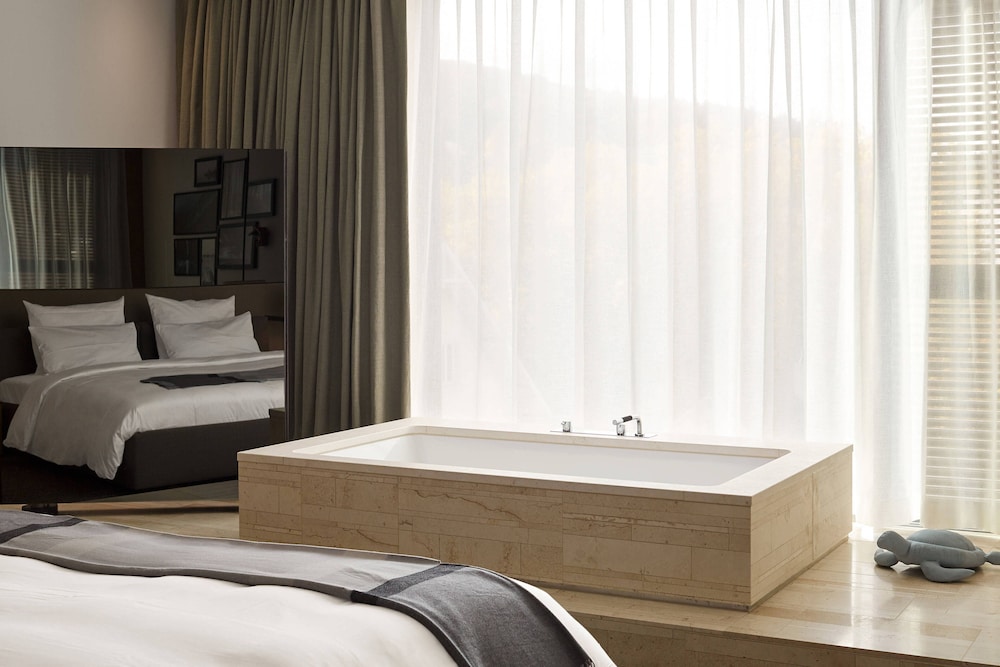 Roomers Baden Baden Autograph Collection 40/74