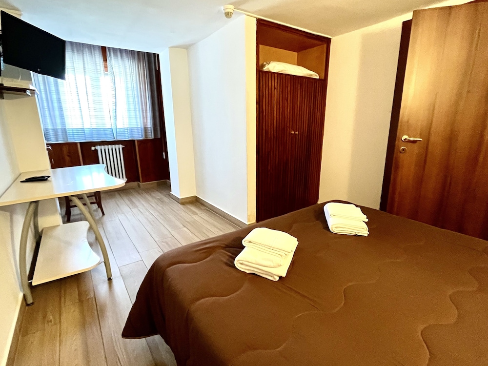 2 Bedrooms, Family, 1 Double and 3 Single Beds, Mountain View, Shared Bathroom
