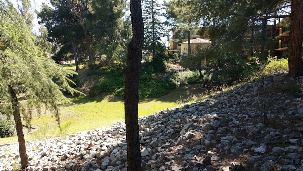 Mariposa Hotel 51/58