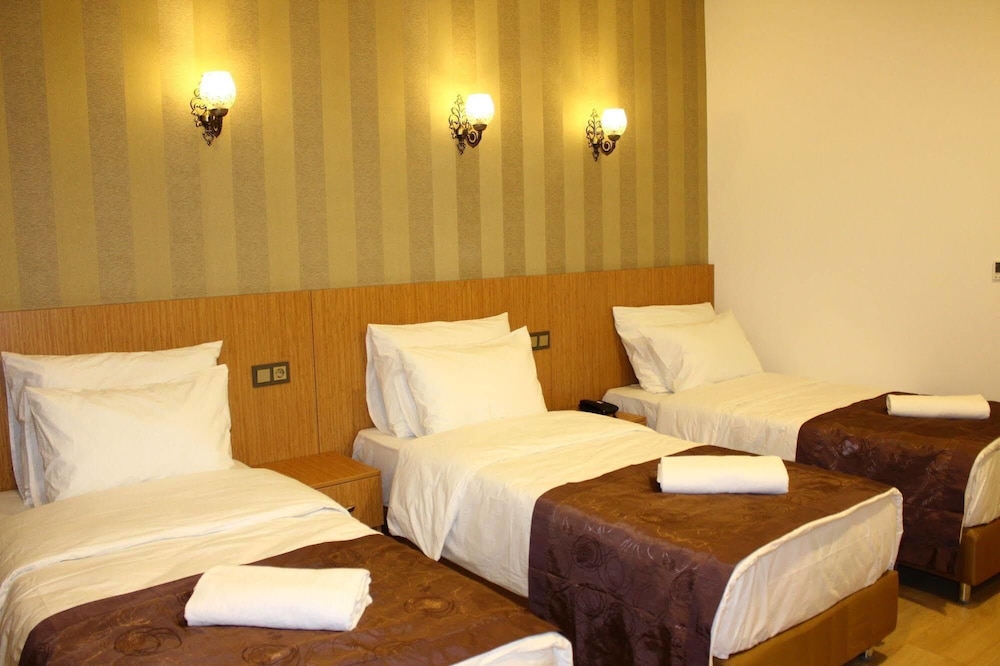 Realist Hotel 6/23