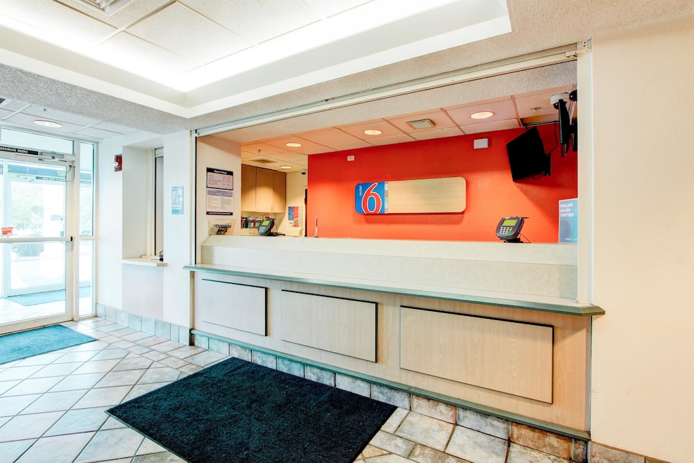 Super 8 by Wyndham Aurora East 2/23
