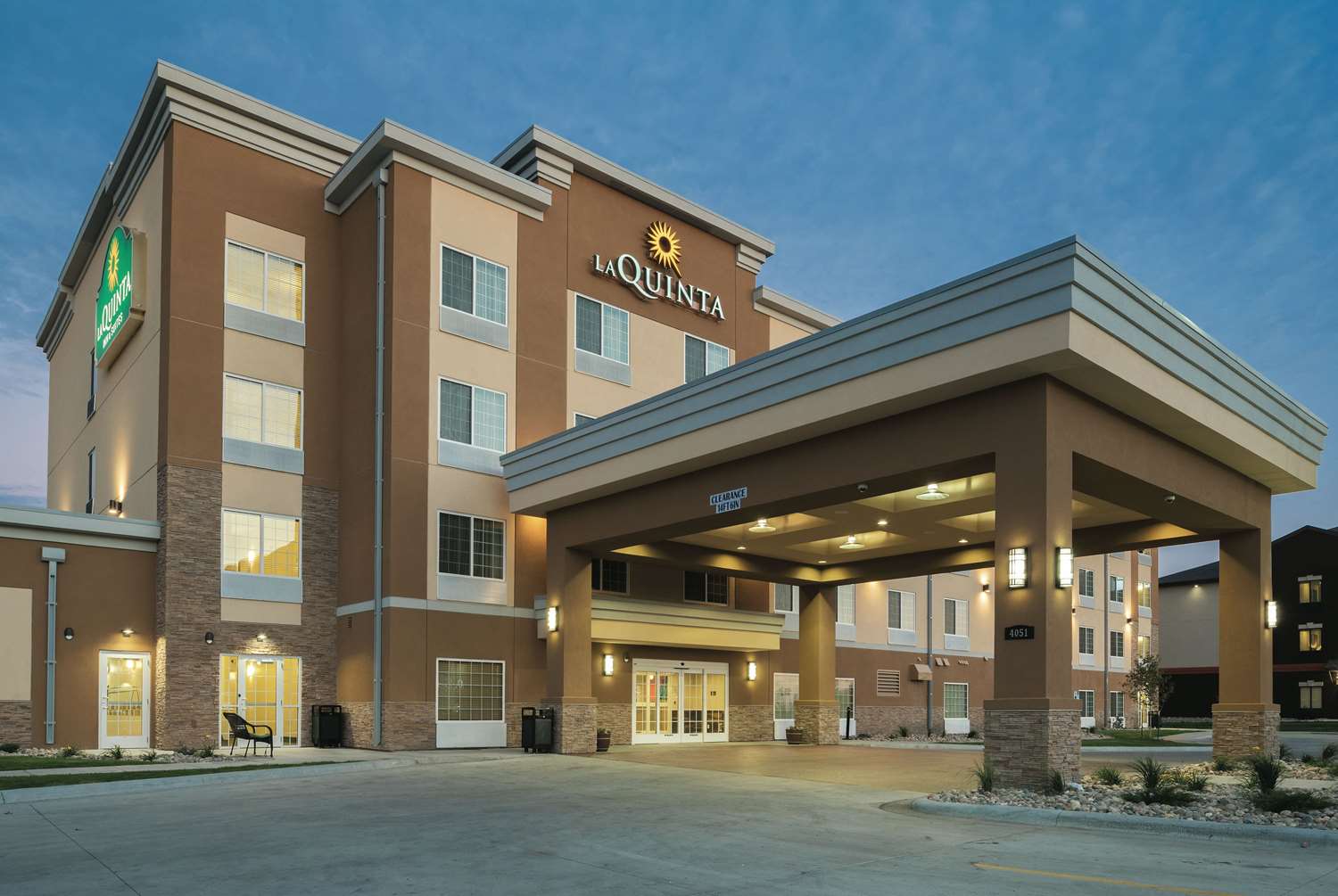 La Quinta Inn & Suites by Wyndham Grand Forks 1/37