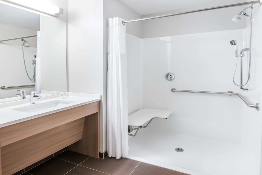 Microtel Inn and Suites by Wyndham Warsaw 40/42