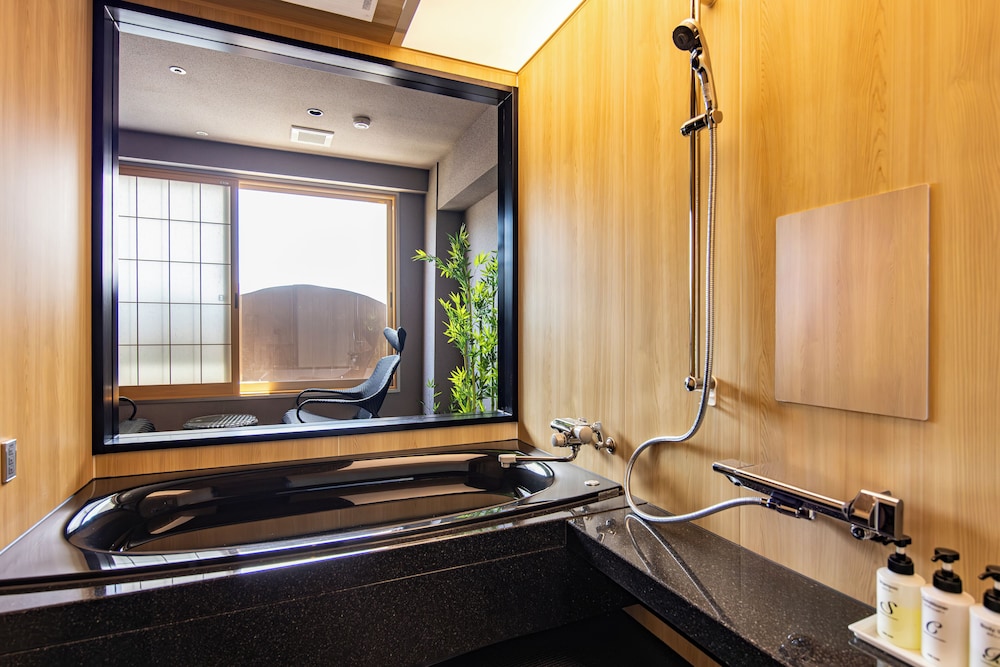 2 BEDROOMS, DELUXE, TWIN BEDS