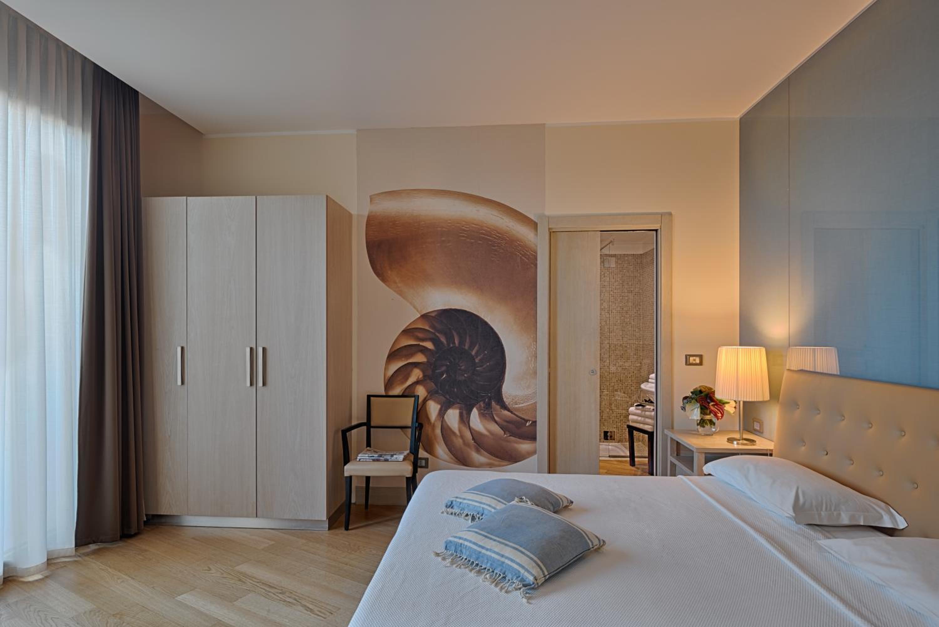 Deluxe, Queen Bed, Private Garden, Corner