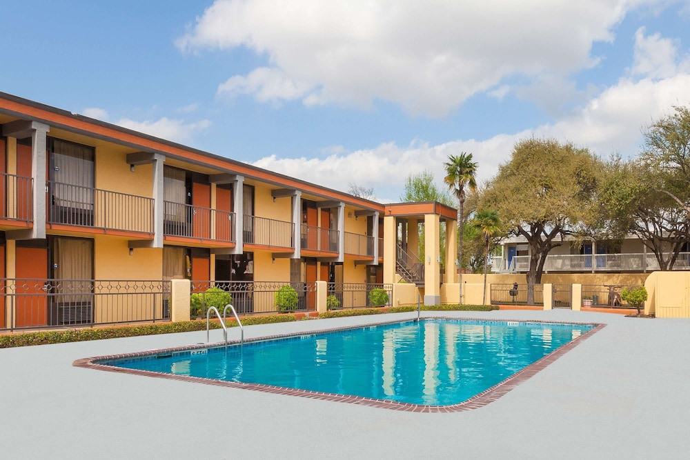 Days Inn By Wyndham Uvalde 3/16