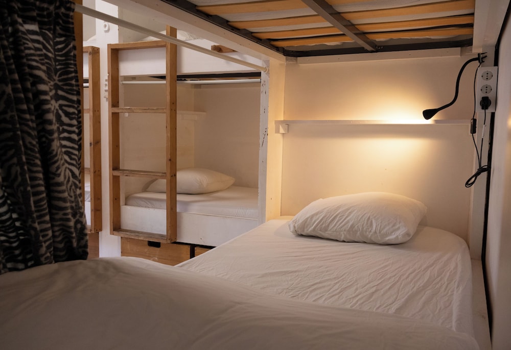 Avocado Surf Hostel 12/50