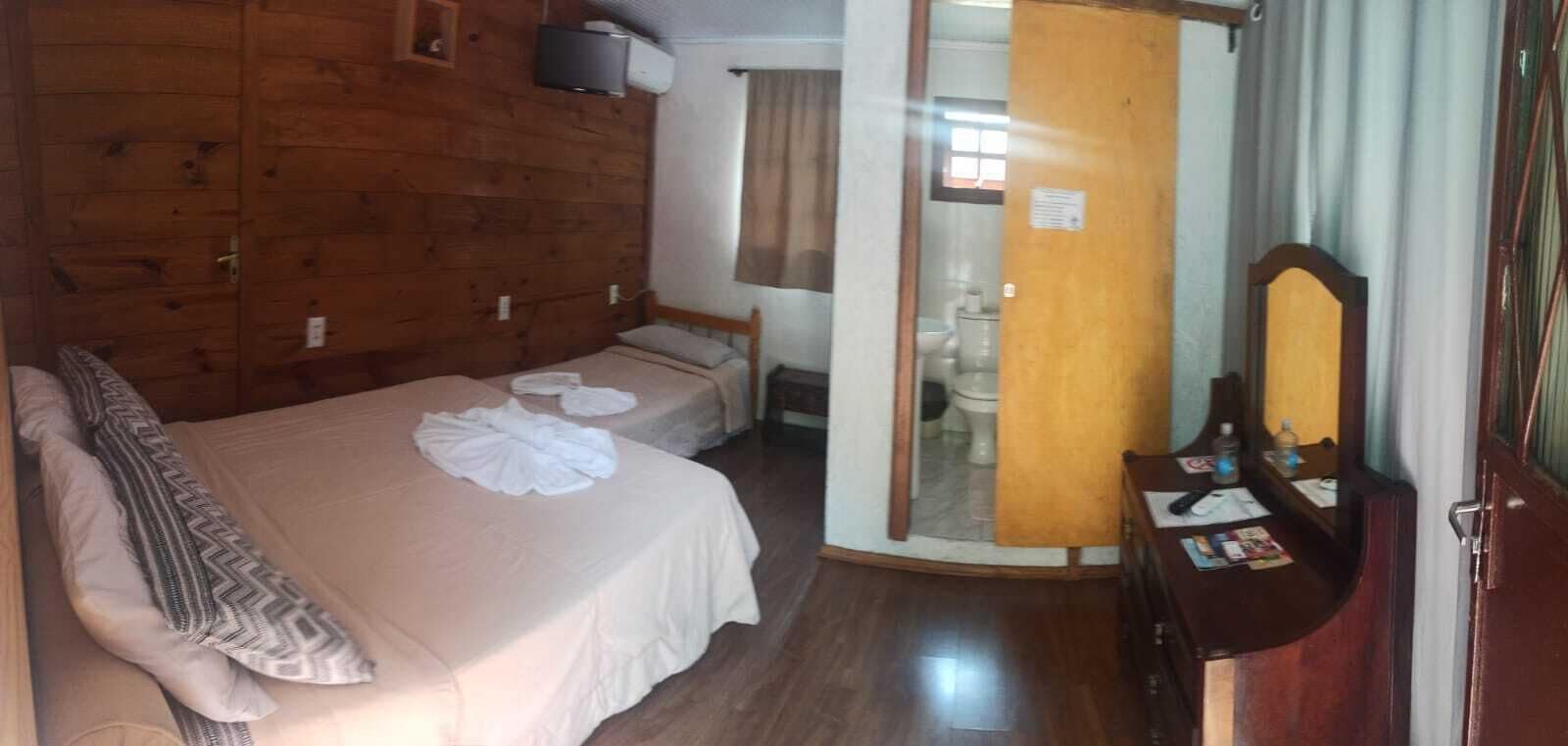 ROOM, TRIPLE, BATHTUB