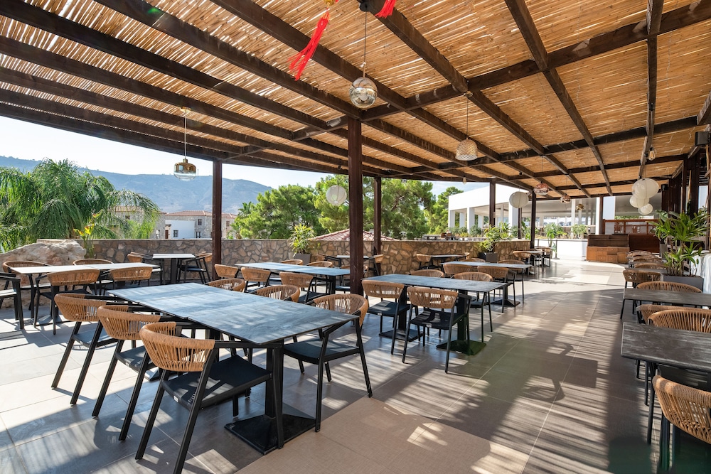 Costa Lindia Beach 33/47