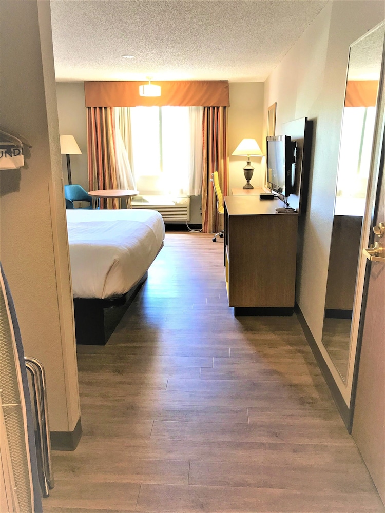 Days Inn by Wyndham Bernalillo 24/43