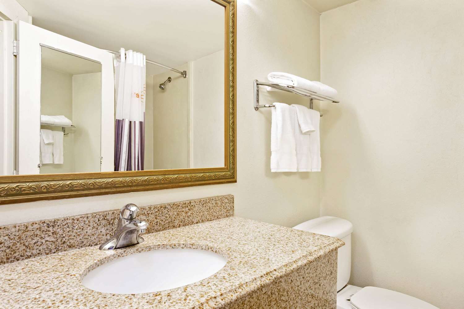 La Quinta Inn & Suites by Wyndham Stamford / New York City 58/59