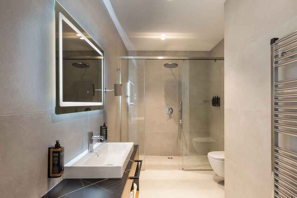 غرفة سوبيريور بسرير كينج مع أريكة، Mercure Tirana 4/4