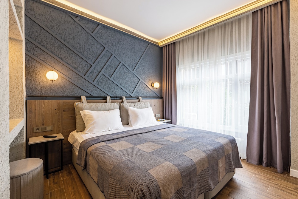 3 BEDROOMS, APARTMENT, ANNEX