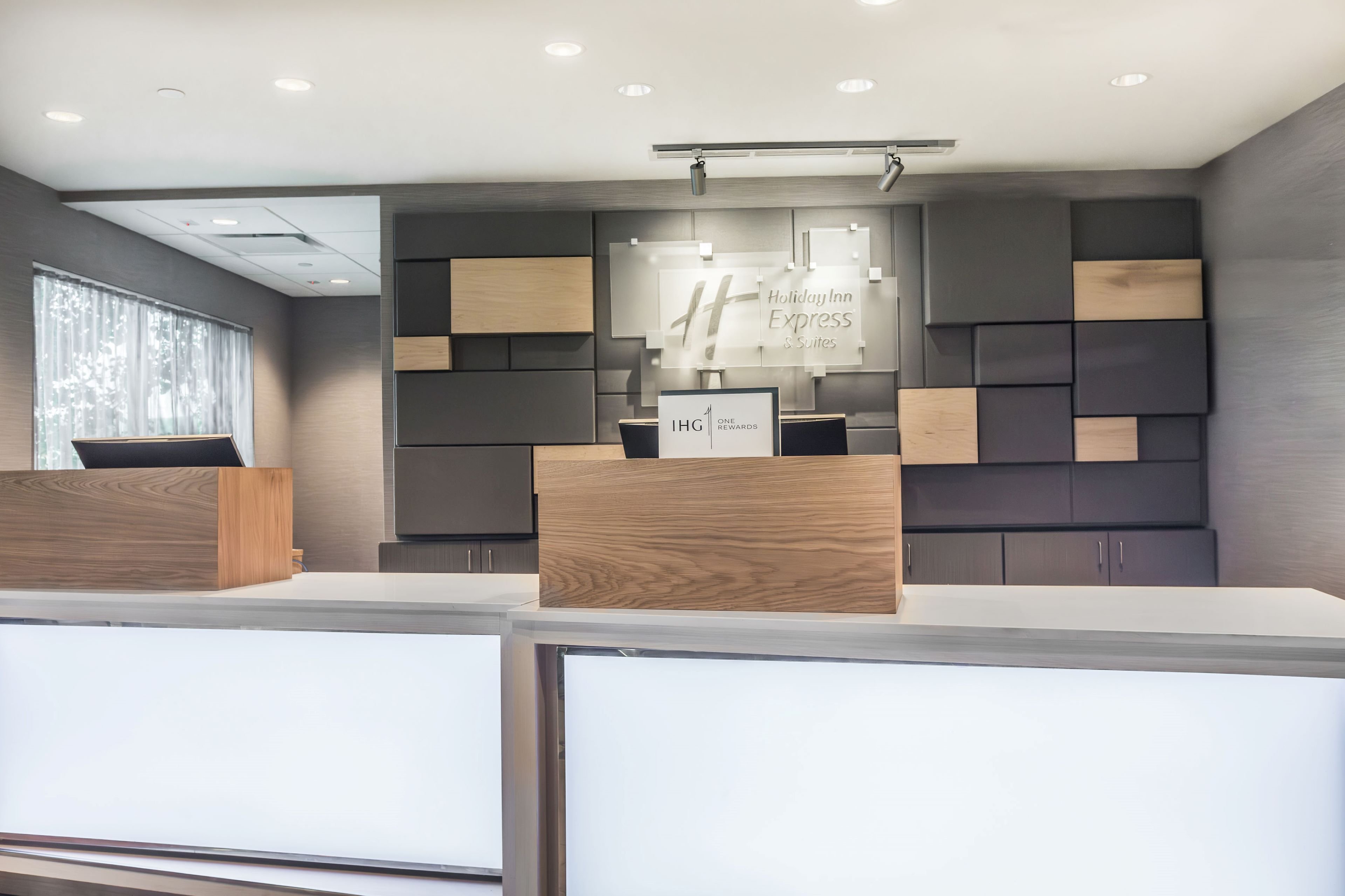 Holiday Inn Express and Suites Welland 11/65