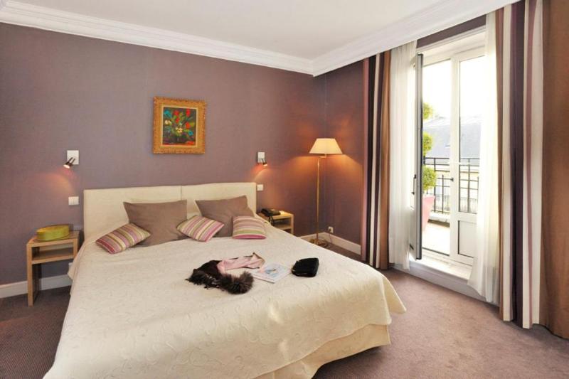 Superior, Double and Twin Beds, Eiffel View, Terrace